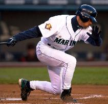 Ichiro goes 0-for4, lowering his batting average to .342